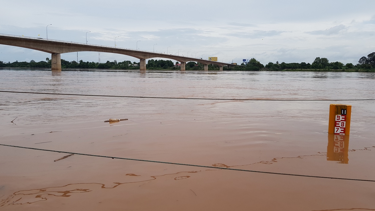 เทศบาลหนองคายเร่งกรอกกระสอบทราย 1,600 กระสอบ เตรียมรับมือน้ำโขงล้นตลิ่ง