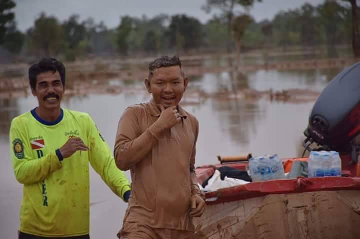 แชร์สนั่น! กู้ภัยไทยเลอะโคลนทั้งตัวไม่ยอมล้าง เก็บน้ำสะอาดช่วยเหยื่อลาวเขื่อนแตก