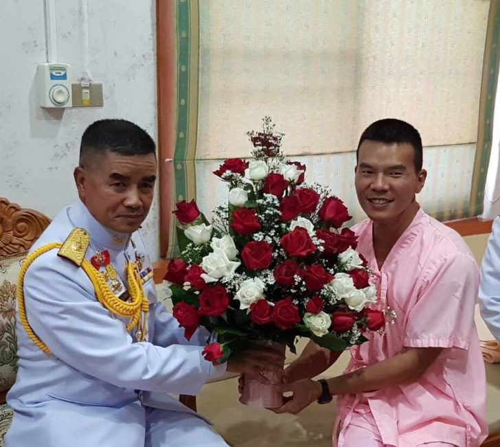 เผยภาพ หมอภาคย์ กับชุดคนไข้-ผบ.ทบ. รุดเยี่ยม
