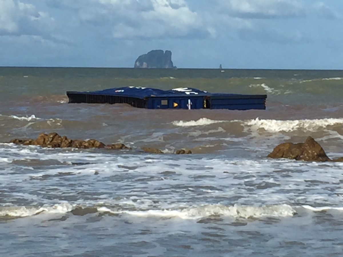 คลื่นสูงซัดเรือบรรทุกตู้คอนเทนเนอร์บรรทุกไม้ยางพาราตกทะเลตรัง