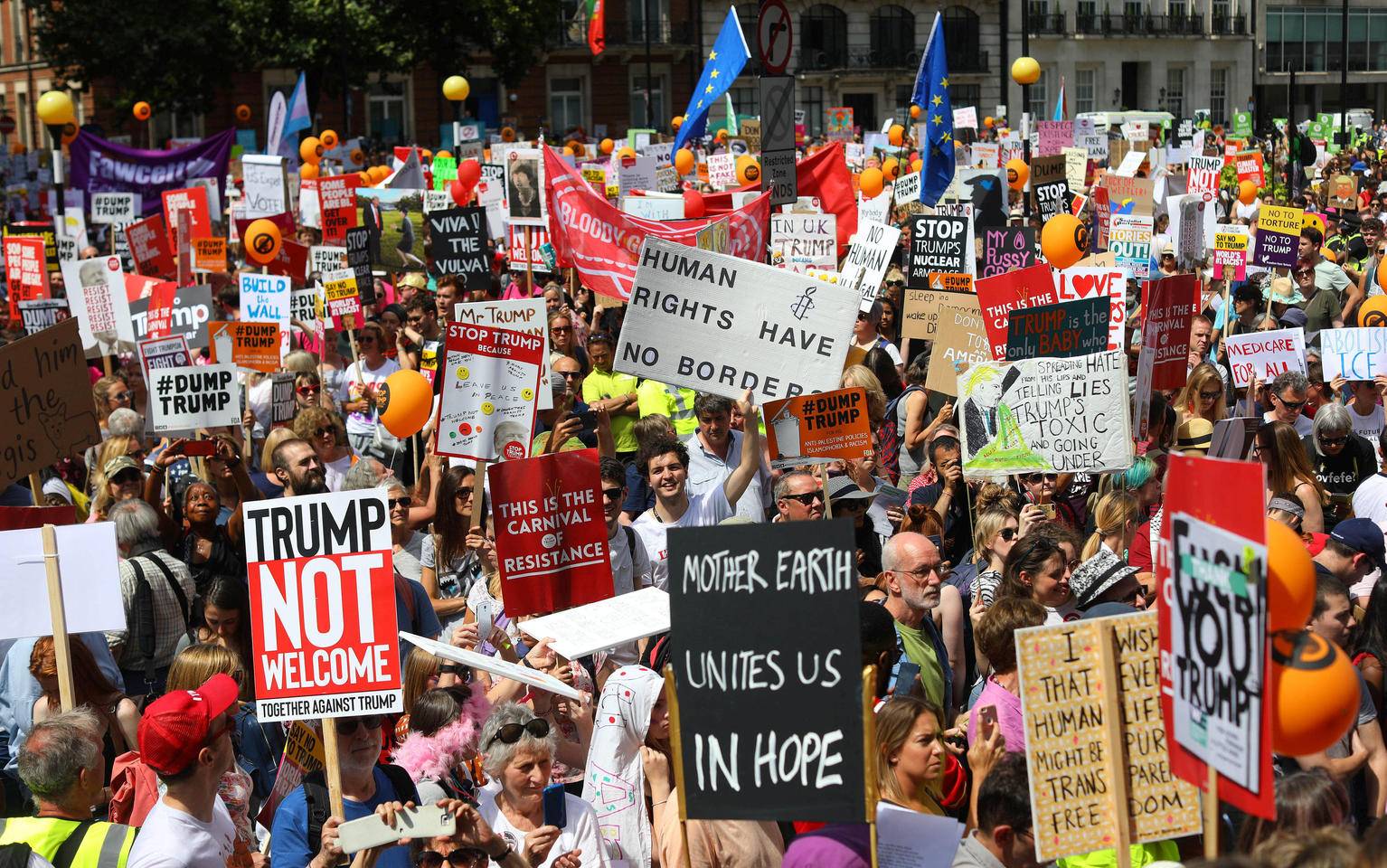 เกินคาด!! กลุ่มประท้วงทรัมป์ในลอนดอนรวมตัวกว่า 1 แสนคน!