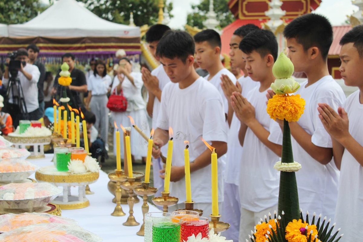 ปชช.แห่ร่วมพิธีบวชทีมหมูป่าอะคาเดมี-โค้ชเอกแน่นวัดพระธาตุดอยเวา