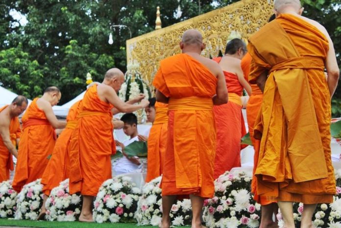 หมูป่าปลงผมสงบจิตใจเตรียมบวชพรุ่งนี้! โค้ชเอกขอศึกษาพระธรรม 1 พรรษา