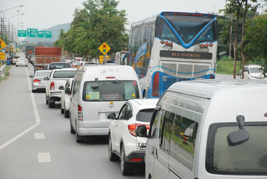 สี่แยกประจวบฯ รถติดหนึบ วันสุดท้ายเดินทางเข้ากทม.หลังหยุดยาว