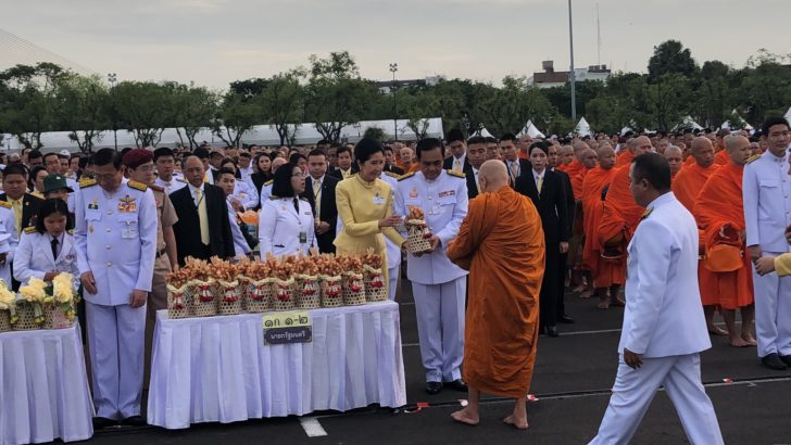นายกฯนำครม.-ขรก.-ปชช.ทำบุญตักบาตร ถวายพระราชกุศลแด่สมเด็จพระเจ้าอยู่หัว เนื่องในโอกาสวันเฉลิมพระชนมพรรษา