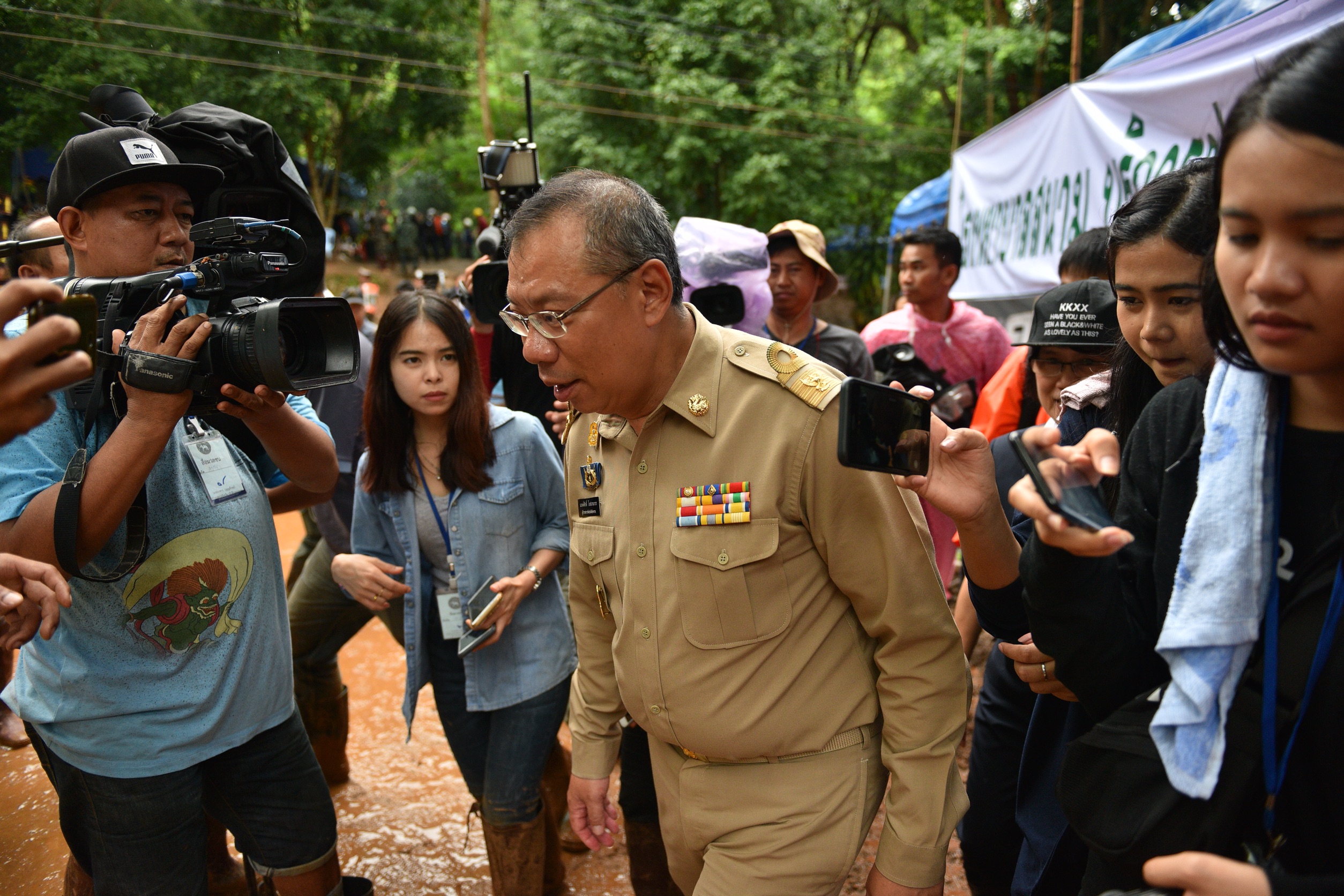 ผู้ว่าฯเชียงราย ประสาน จนท.ต่อสายโทรศัพท์ให้ญาติพูดคุย 13 หมูป่า