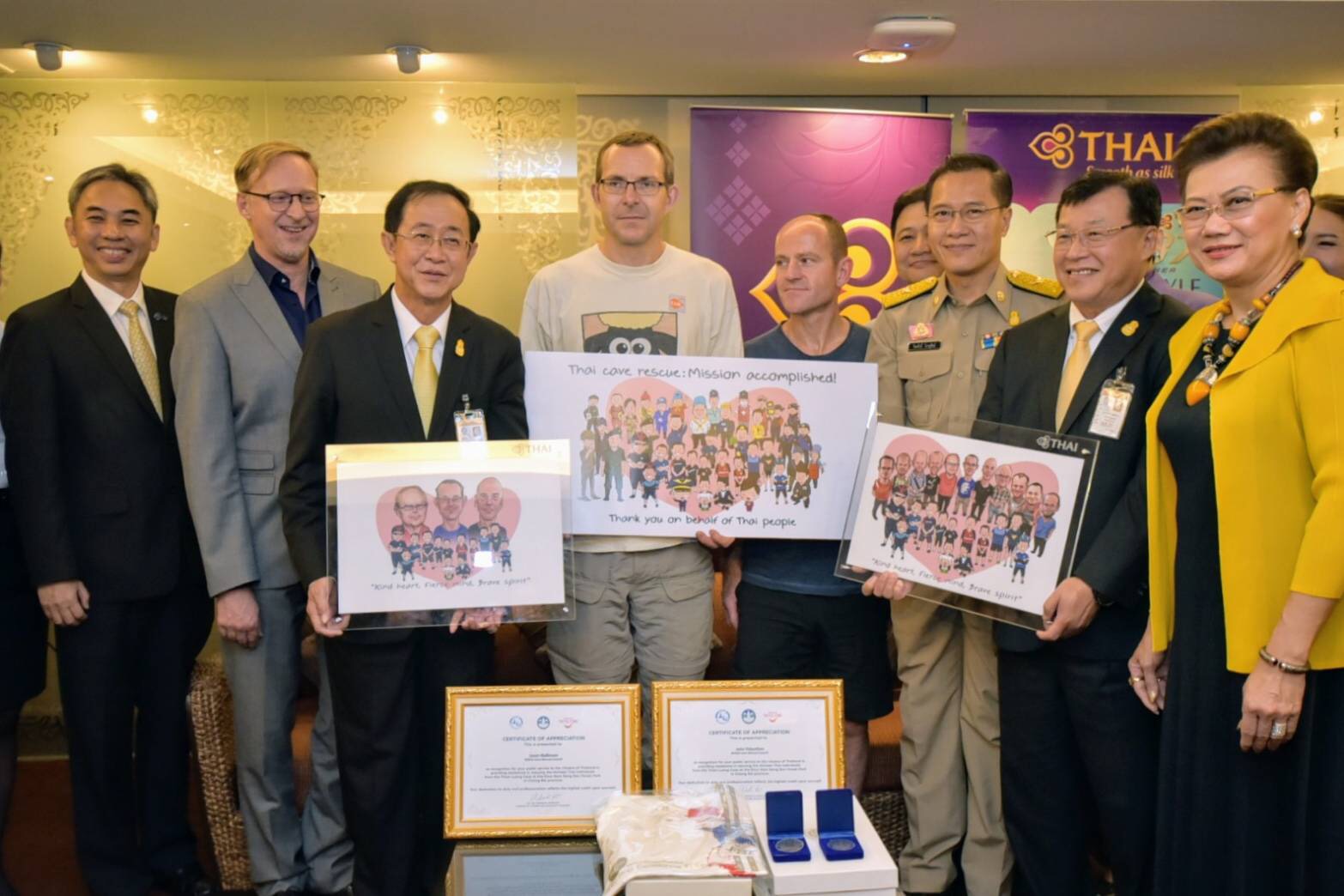 “วีระศักดิ์” และคณะร่วมส่งนักดำน้ำอังกฤษ ช่วยทีมหมูป่ากลับประเทศ