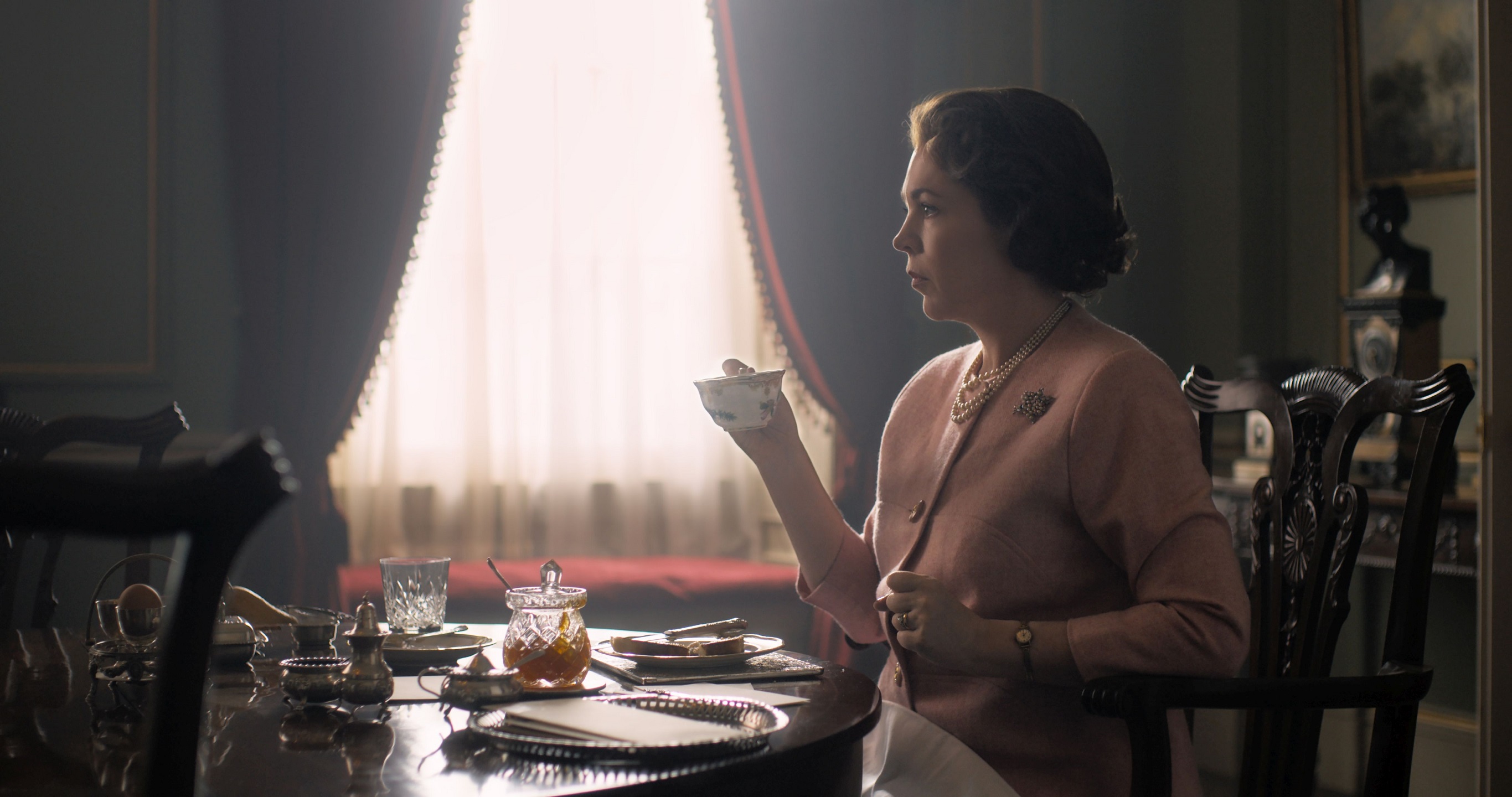 Netflix ปล่อยภาพแรก เดอะ คราวน์ ซีซั่น 3 โอลิเวีย คอลแมน รับบทควีนเอลิซาเบธที่ 2  