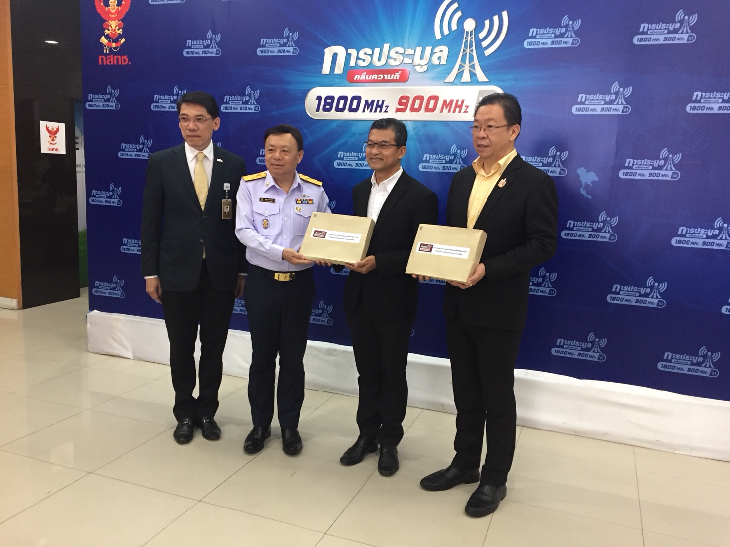 ดีแทค-เอไอเอสเข้ารับเอกสารประมูลคลื่น 1,800 และ 900 MHz