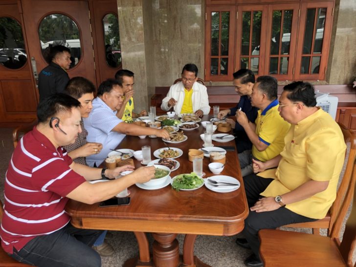 ‘กลุ่มสามมิตร’ เดินสายดูด นปช.อีสาน หม่ำข้าว-เปิดสนามชนไก่