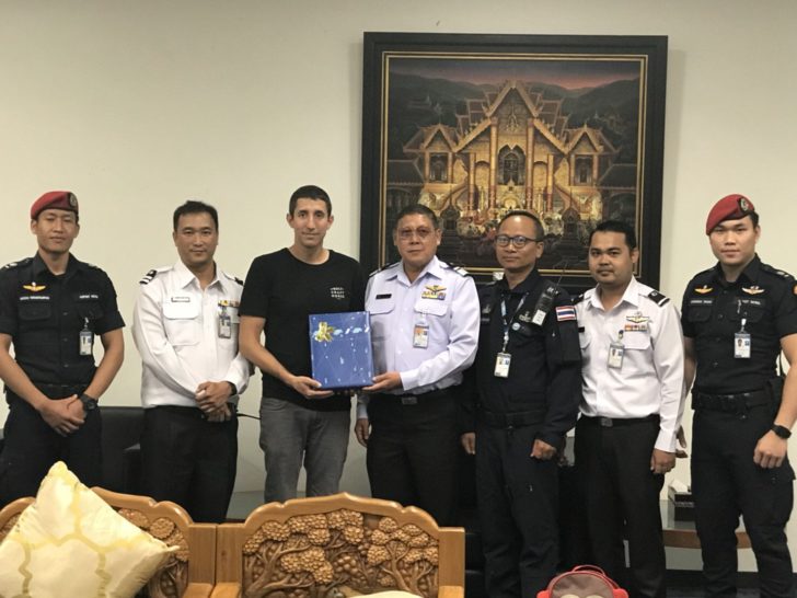 ผอ.ท่าอากาศยานเชียงใหม่ส่งนักดำน้ำออสเตรเลีย-สหรัฐ ขอบคุณช่วย 13 หมูป่า
