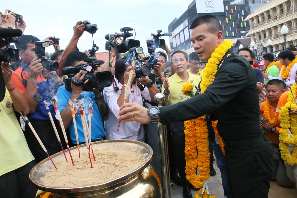 ชาวโคราชกว่า 5 พัน แห่ต้อนรับ “หมอภาคย์-ฮีโร่” ช่วย 13 หมูป่า