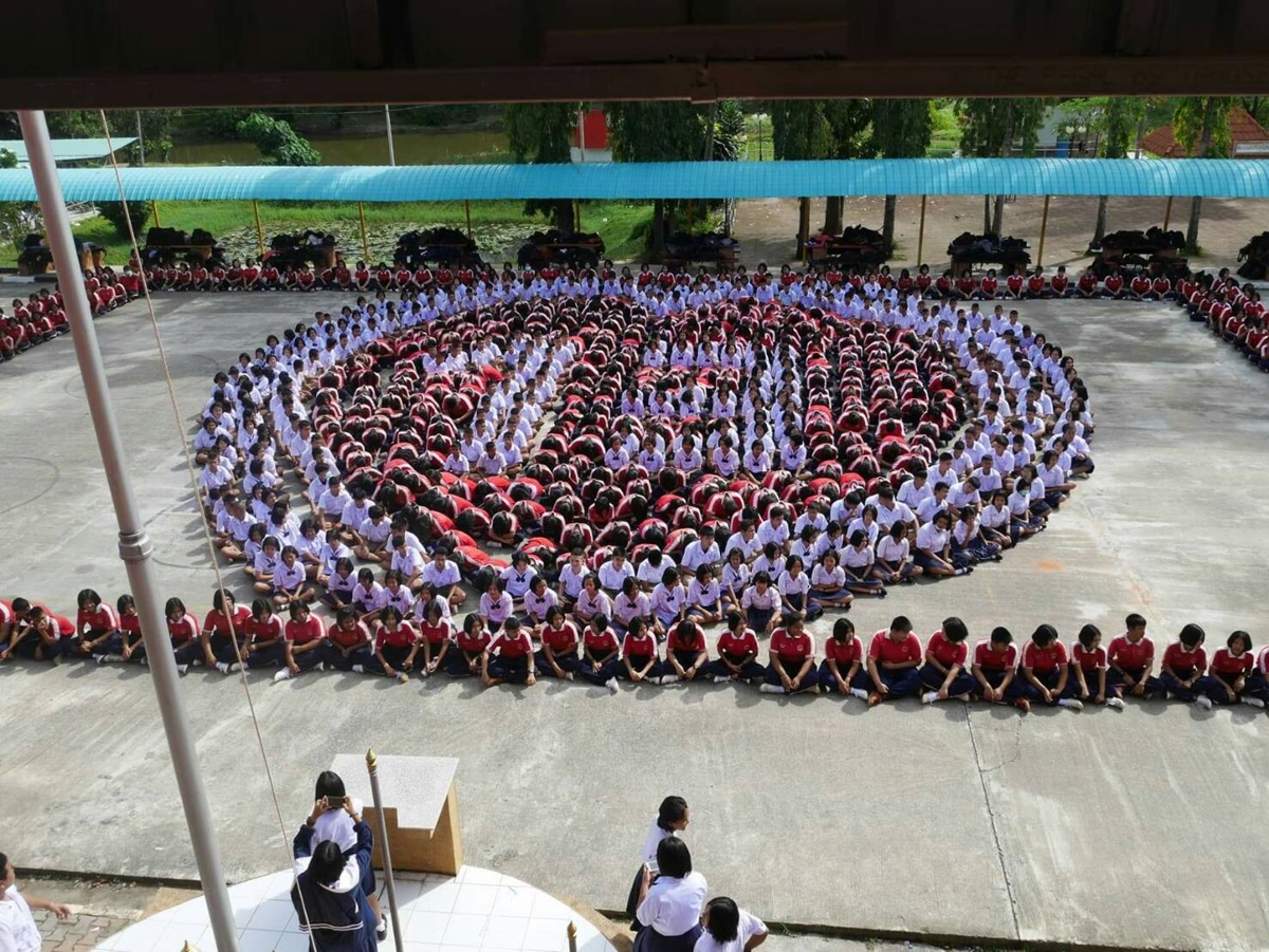 นร.เมืองคอน ร่วมแปรอักษรรูปหัวใจล้อมเลข 13 ส่งกำลังใจให้ทีมหมูป่า