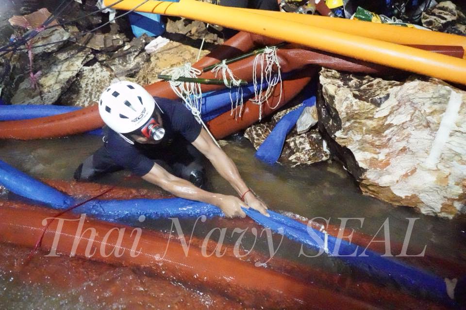 ชมภาพ ซีลเร่งระดมกำลังดึงน้ำออกจากถ้ำหลวง หวังนำ 13 ชีวิตออกมาให้เร็วที่สุด