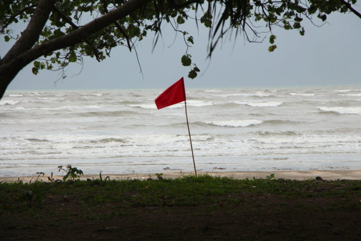 ฝนกระหน่ำตรัง “หาดเจ้าไหม” ปักธงแดงห้ามลงเล่นน้ำ ผู้ว่าฯแจ้งเตือนระวังน้ำท่วมฉับพลันดินโคลนถล่ม
