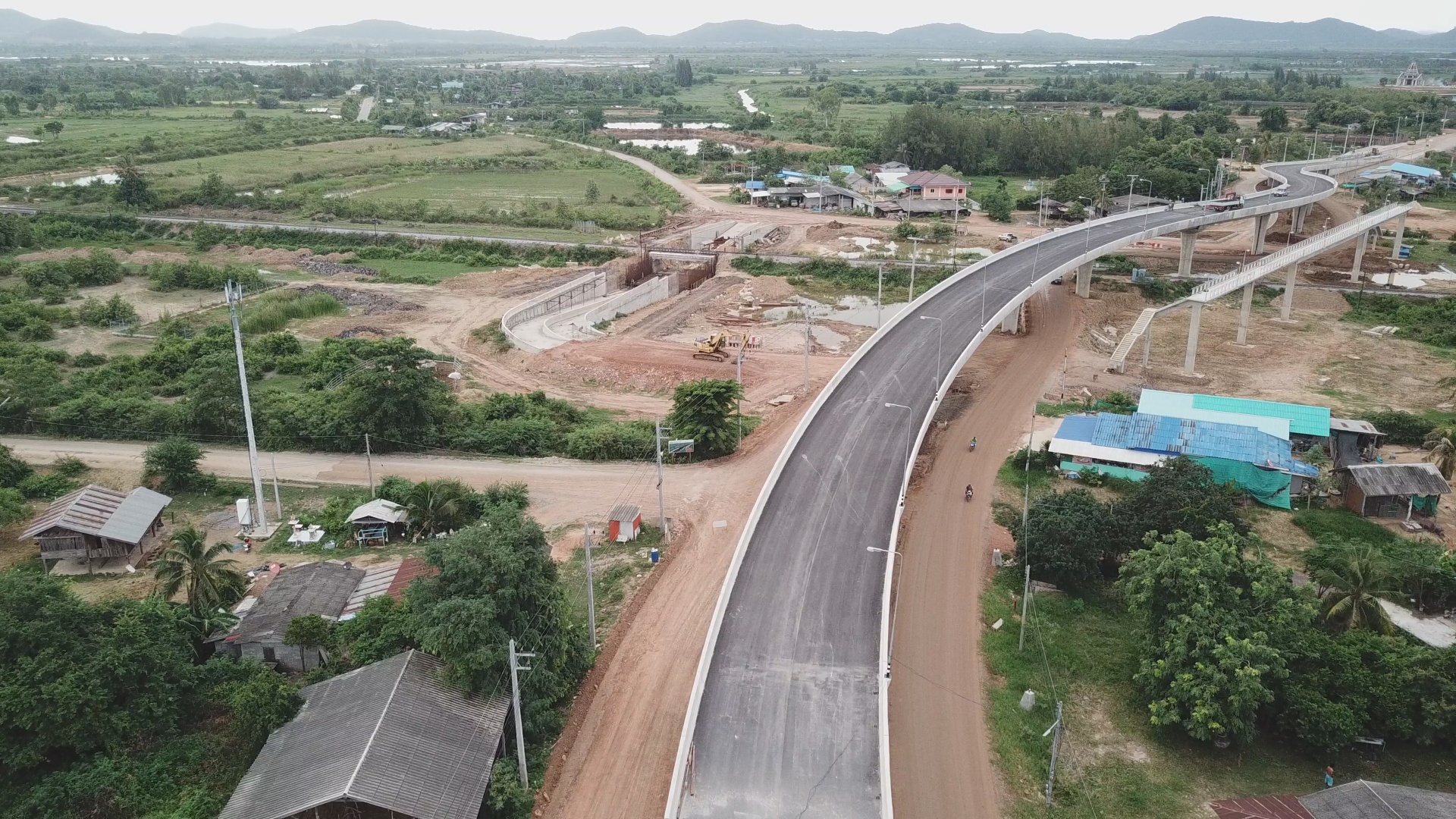 ก.ย.นี้เปิดใช้สะพานข้ามทางรถไฟ-อุโมงค์ลอด จ.ประจวบฯ แก้ไขปัญหาจราจร