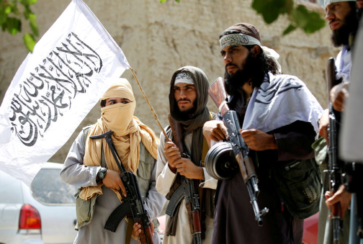 FILE PHOTO: Taliban walk as they celebrate ceasefire in Ghanikhel district of Nangarhar province, Afghanistan “ทาลิบัน” ปัดข้อเสนอหยุดยิงอัฟกัน รัฐบาลเร่งช่วยตัวประกันเกือบ 200 ชีวิต