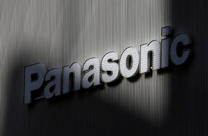 FILE PHOTO - Panasonic's logo is seen on a wall of an electronic shop in Tokyo เบร็กซิทพ่นพิษ! “พานาโซนิค” เตรียมย้ายสำนักงานใหญ่ใน “สหราชอาณาจักร” ไปกรุง “อัมสเตอร์ดัม”