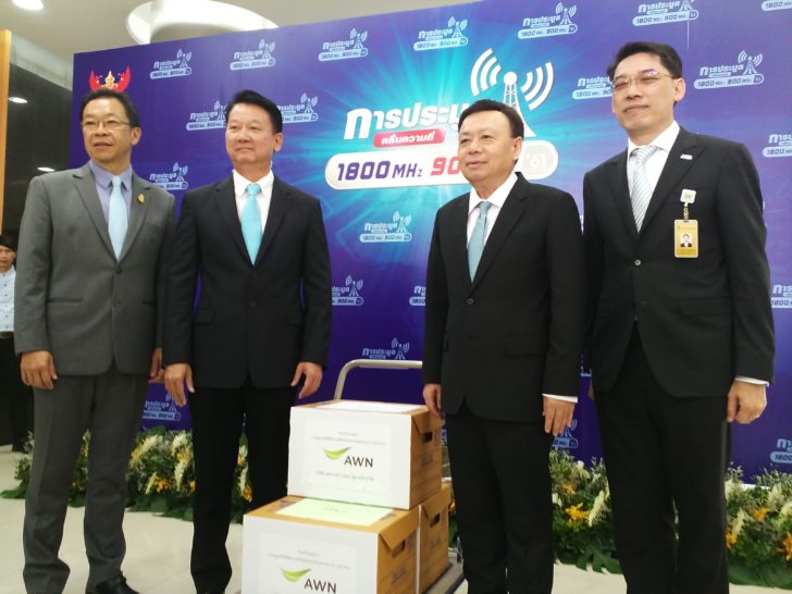 20180808125836 900 MHz ขายไม่ออก “เอไอเอส” ยื่นประมูลแค่ 1800 MHz