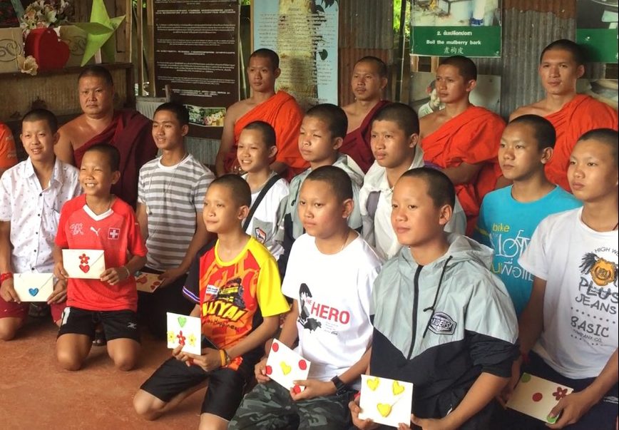 12 หมูป่า ทำกระดาษของขวัญ มอบให้แม่ รับรู้ถึงพระคุณท่าน ตอนติดถ้ำหลวง