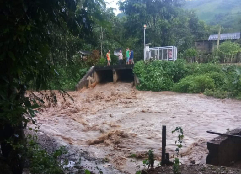 ลำปางฝนตกหนัก! บนยอดเขาอุทยานถ้ำผาไท น้ำทะลักเข้าหมู่บ้านแล้ว