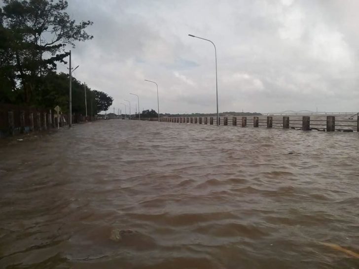 น้ำท่วมฉับพลัน! พื้นที่ใกล้แม่น้ำสาละวิน “รัฐมอญ พม่า” เหตุฝนตก-ทะเลหนุน