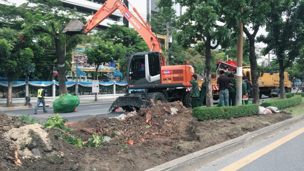 เดินหน้าแก้รถติด ห้ามรถเกิน 6 ล้อใช้ 8 ถนนเวลาเร่งด่วน-ตัดเกาะกลางหน้าศาลรัชดาฯระบายจราจร
