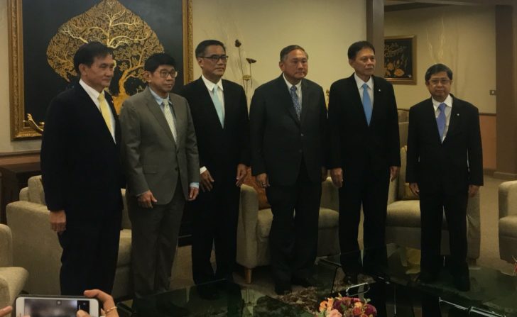 ‘วิษณุ’หารือกกต. ถก10ประเด็น บอกยังไม่ปลดล็อก แค่จ่อคลายล็อก