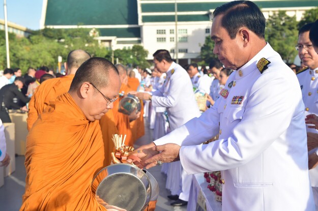 นายกฯนำพสกนิกรทุกหมู่เหล่า ร่วมตักบาตร-ลงนามถวายพระพร สมเด็จพระนางเจ้าสิริกิติ์ ในรัชกาลที่ 9