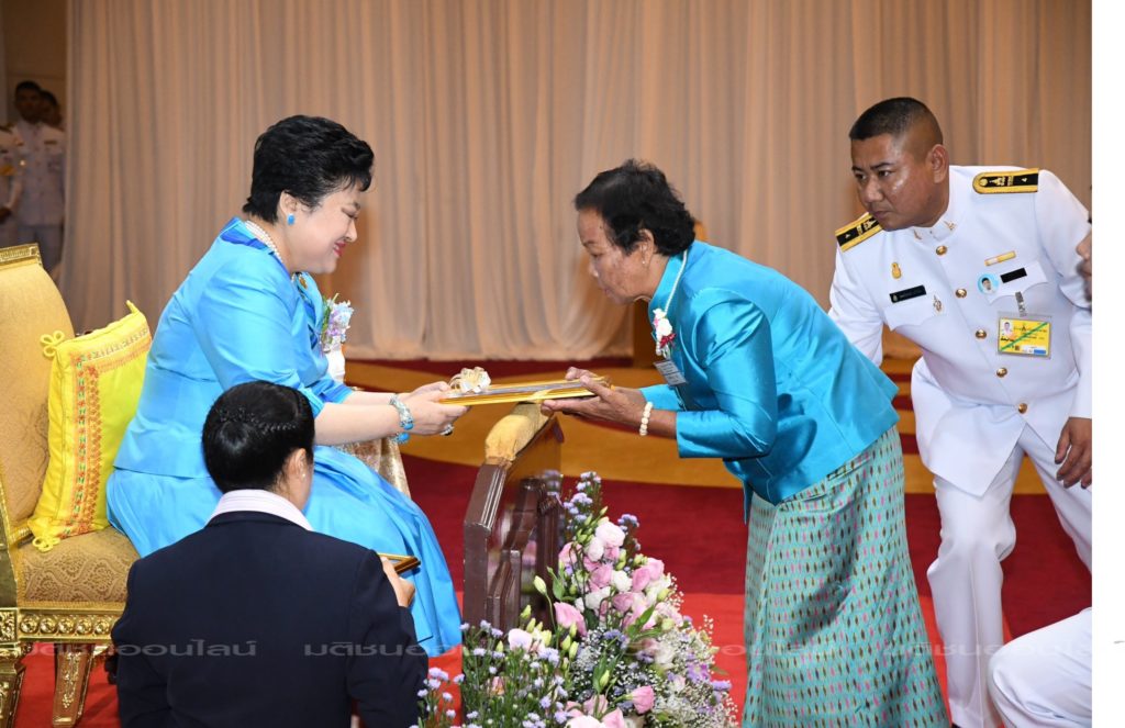 ‘พระองค์โสม’ ประทานรางวัลแม่ดีเด่น ‘แม่จ่าแซม’ รับสาขาแม่ของผู้เสียสละ