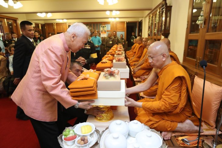 “ป๋าเปรม” ทำบุญวันเกิด 98 ปี เข้าเฝ้า “พระสังฆราช” ถวายเครื่องสักการะและรับพร