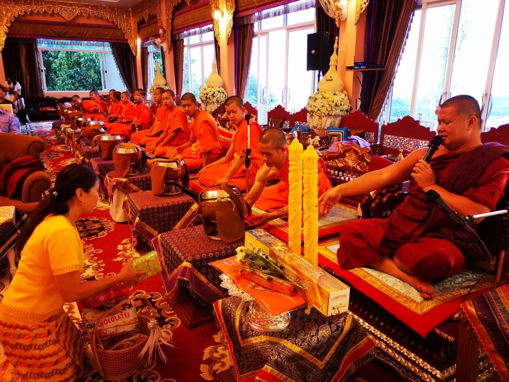 พระ-เณรทีมหมูป่า ออกบิณฑบาตร ก่อนลาสิกขาสายวันนี้ ปชช.ร่วมงานแน่นวัด