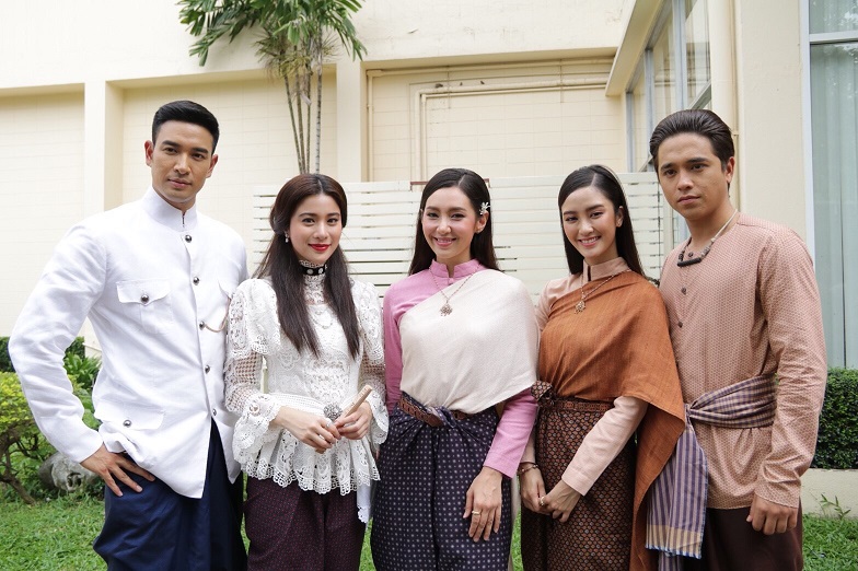 “แม่นายเบลล่า” ห่มสไบอีกครั้ง ประกบคู่ “เกรท-วรินทร” บวงสรวงละคร “ปี่แก้วนางหงส์”