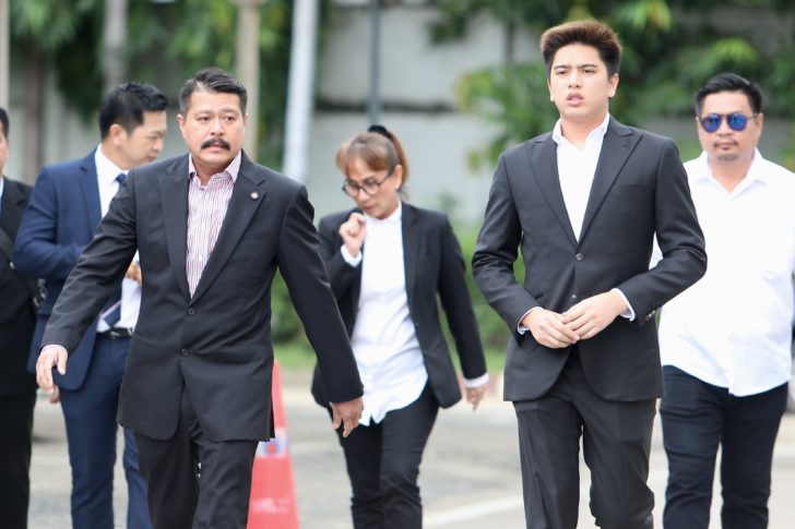 “กาโม่” พร้อมพ่อ “วัน อยู่บำรุง” มอบตัวรับข้อกล่าวหาทำร้ายร่างกาย