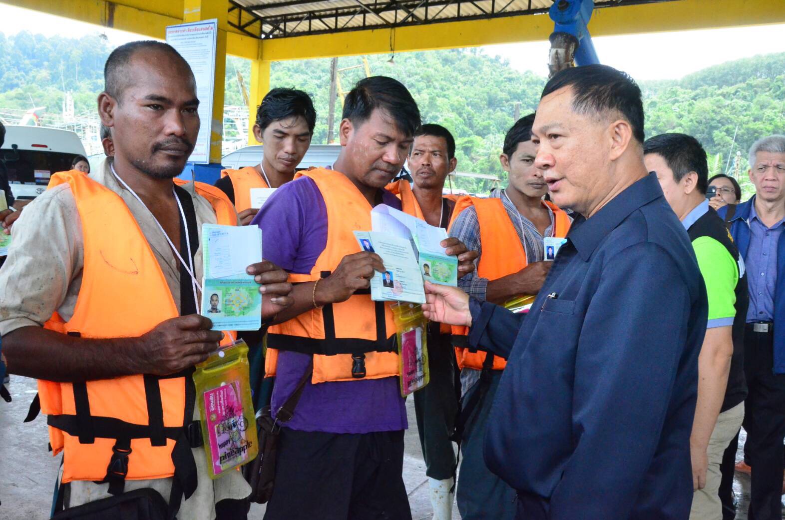 รมว.แรงงานลงพื้นที่ระนอง เตรียมเปิดศูนย์แรกรับฯ ต่ออายุแรงงานประมง ม.83 วันแรก