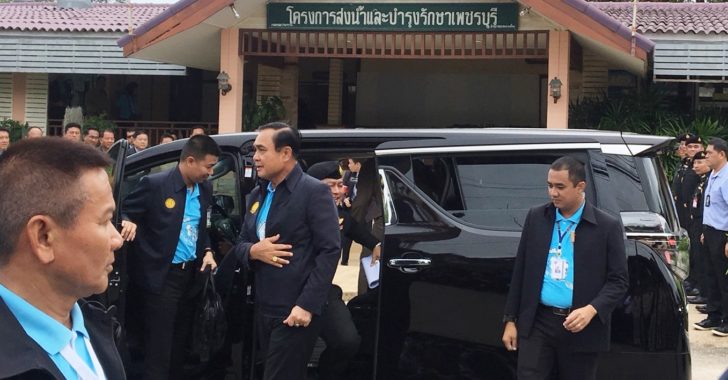 ‘บิ๊กตู่’ตรวจน้ำท่วมเพชรบุรี เชื่อไม่เลวร้ายอย่างที่คิด ‘กรมชล’ยันไม่วิกฤต