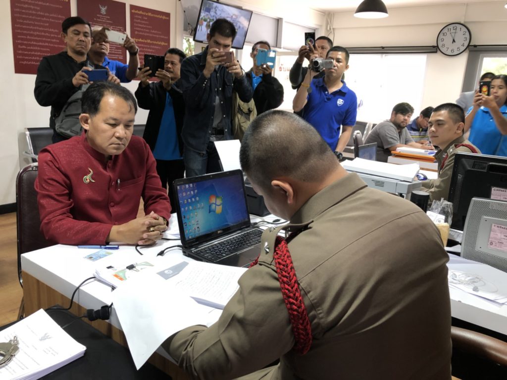 “ศรีสุวรรณ” นำชาวริมคลองลาดพร้าว-คลองเปรมฯ ร้องทุกข์ผอ.พอช.-ผอ.สายไหม ขัดคำสั่งคสช.-ม.157
