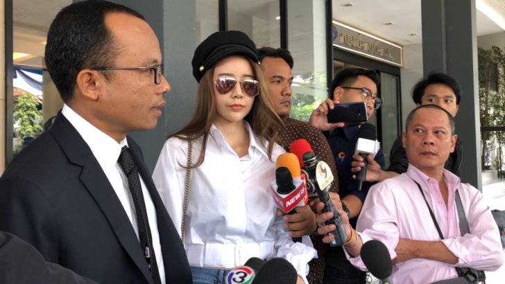 “น้ำตาล”สาวคนสนิท”เสี่ยชูวงษ์”เข้ารับทราบข้อกล่าวหาร่วมกันฟอกเงิน ให้การปฏิเสธ เผยได้รับหุ้นโดยสุจริต