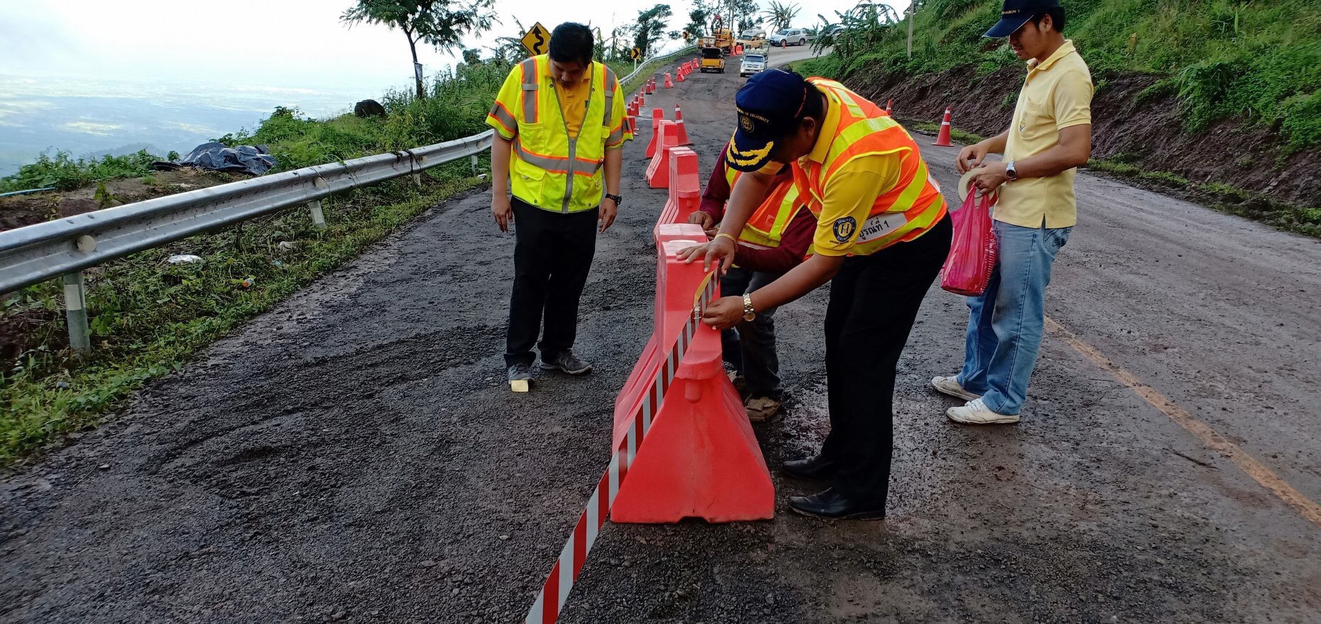 “กรมทางหลวง” เร่งตรวจสอบเส้นทางไปภูทับเบิก พบทรุดตัวเพิ่มแนะเลี่ยงเส้นทาง