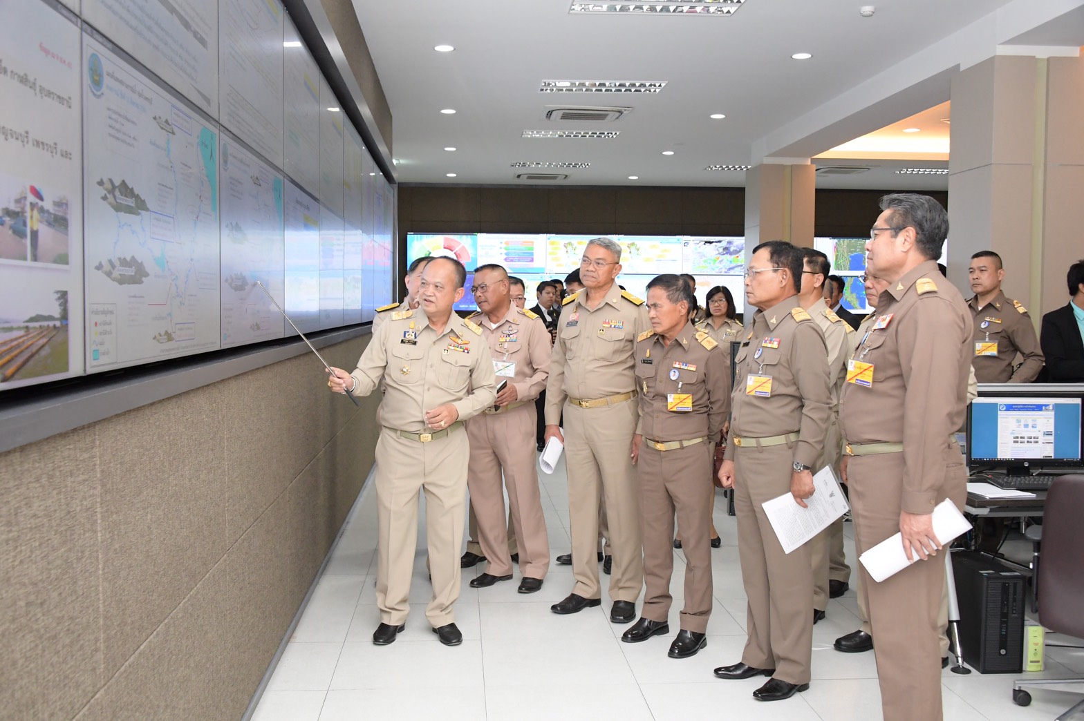 องคมนตรี ติดตามสถานการณ์น้ำ ณ ศูนย์ปฏิบัติการน้ำอัจฉริยะ(SWOC) กรมชลประทาน
