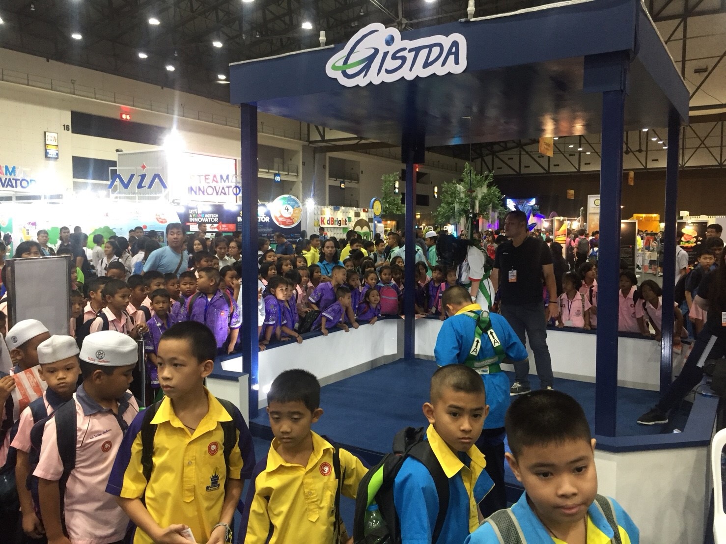 โค้งสุดท้ายมหกรรมวิทย์ 61 เด็กไทยแห่ร่วมกิจกรรม “GISTDA S-Venture”