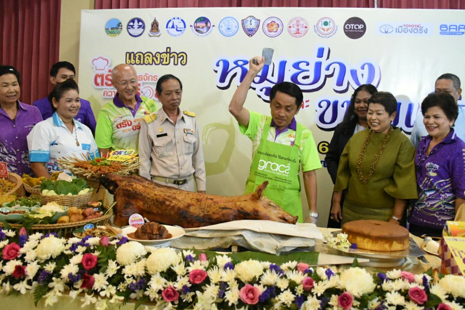 ผู้ว่าฯเมืองตรังสับหมูย่างรับ “เทศกาลยุทธจักรอาหารอร่อย” ดันท่องเที่ยวเมืองต้องห้ามพลาด