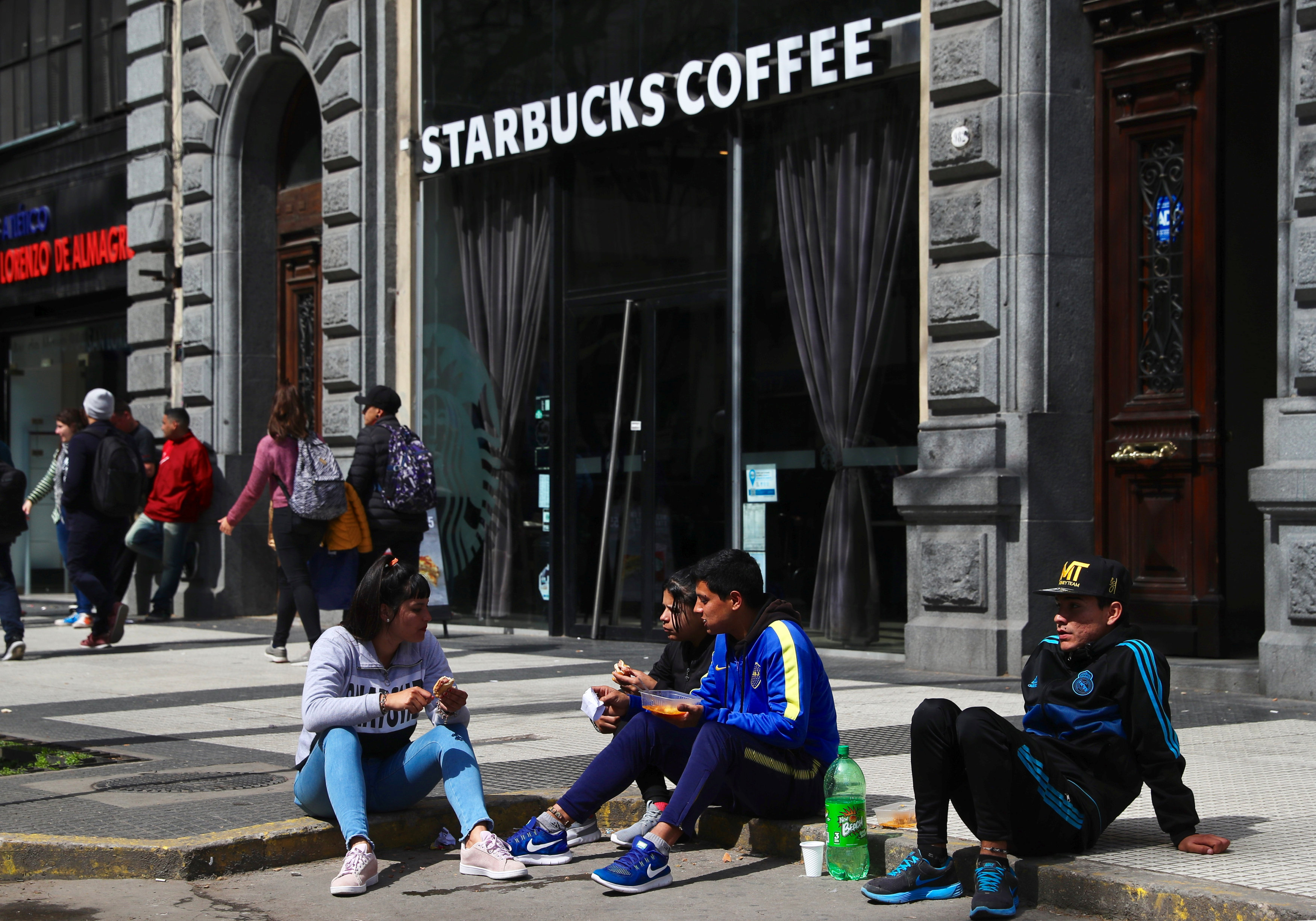 ‘สตาร์บัคส์’ เตรียมปรับโครงสร้างองค์กร-ปรับลดพนักงานและปิด 150 สาขาปีหน้า!