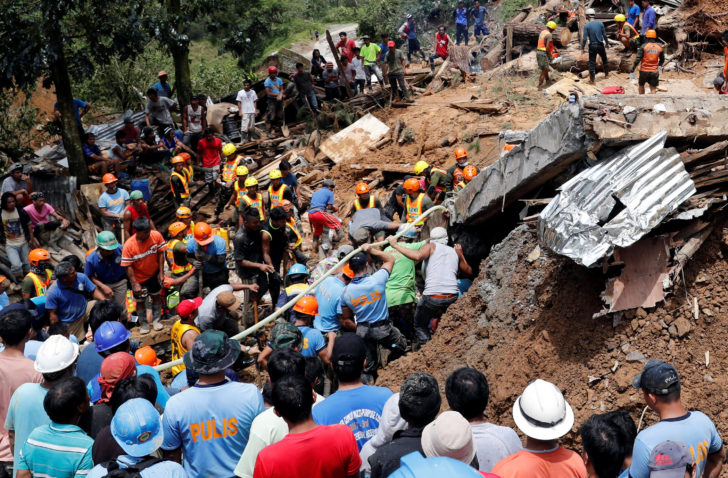 Rescuers search for people trapped in a landslide caused by Typhoon Mangkhut at a small-scale mining camp in Itogon จนท.เร่งค้นหาผู้รอดชีวิต เหตุดินถล่มหลัง “ไต้ฝุ่นมังคุด” พัดเข้าฟิลิปปินส์