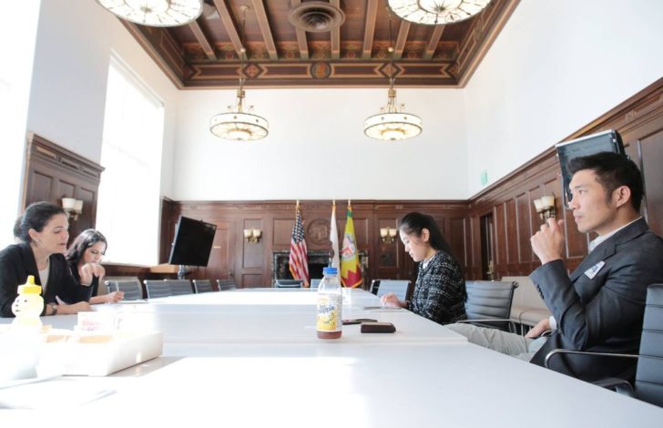 “ธนาธร” เยือนแอลเอ พบอดีตทูตอาเซียนให้กำลังใจคนไทย “ทวงคืนปชต.”