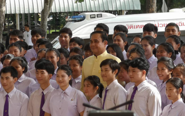 “บิ๊กตู่” ปลื้มนศ.ร้องเพลงต้อนรับ อ้อน นศ.เป็นกำลังใจให้ อายุ18แล้วอย่าลืมไปเลือกตั้ง