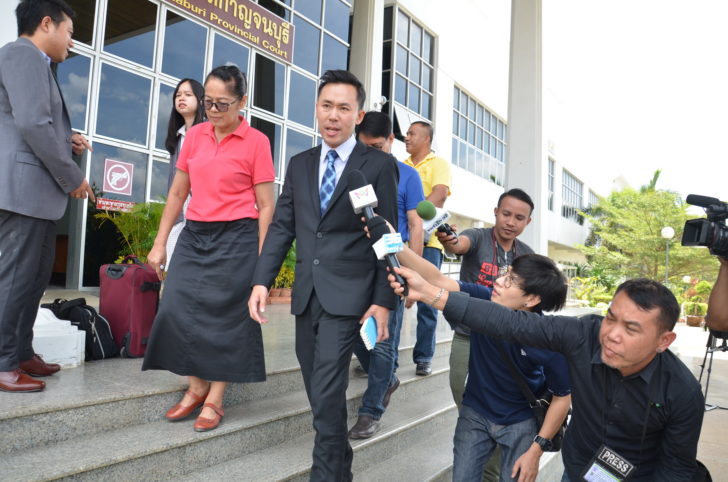 ศาลนัดไต่สวนมูลฟ้อง คดีหวย 30 ล้าน “ทนายตั้ม” ส่งยิ้มเลี่ยงตอบสื่อ