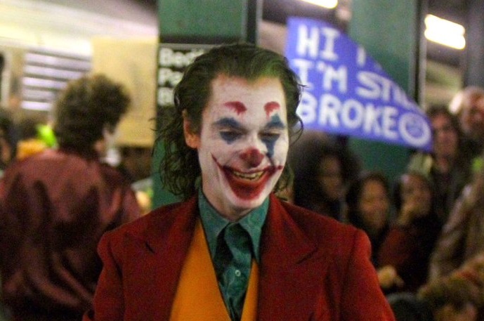 ปล่อยของรัวๆ! ภาพแรกจากกองถ่าย The Joker เผยโฉม “วาคีน ฟีนิกซ์” ในบทวายร้ายตัวตลก