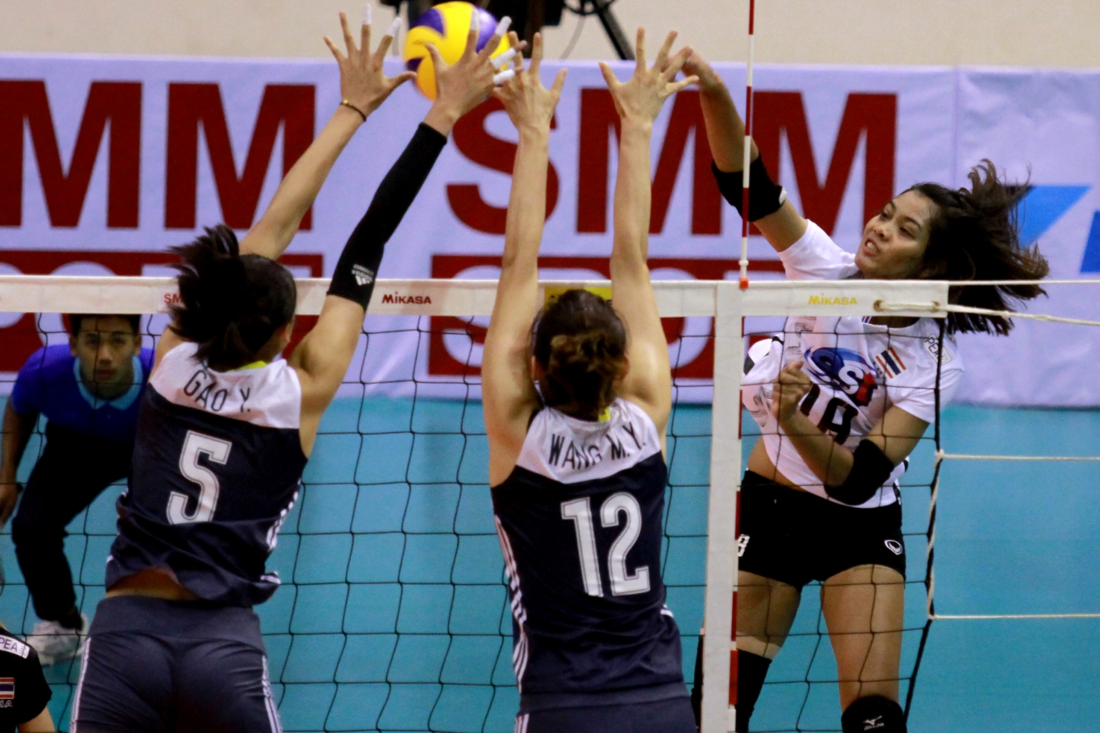 นักตบสาวไทย พ่ายหวิว ‘จีน’ 2-3 ชวดทะลุชิงศึก ‘เอวีซีคัพ’ หล่นชิงอันดับ 3 เจอ ‘ไต้หวัน’