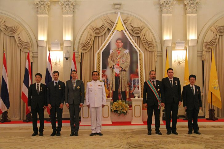 ในหลวง พระราชทานเครื่องราชฯ-เข็มที่ระลึก ทีมปฏิบัติการช่วยเหลือหมูป่าอะคาเดมี